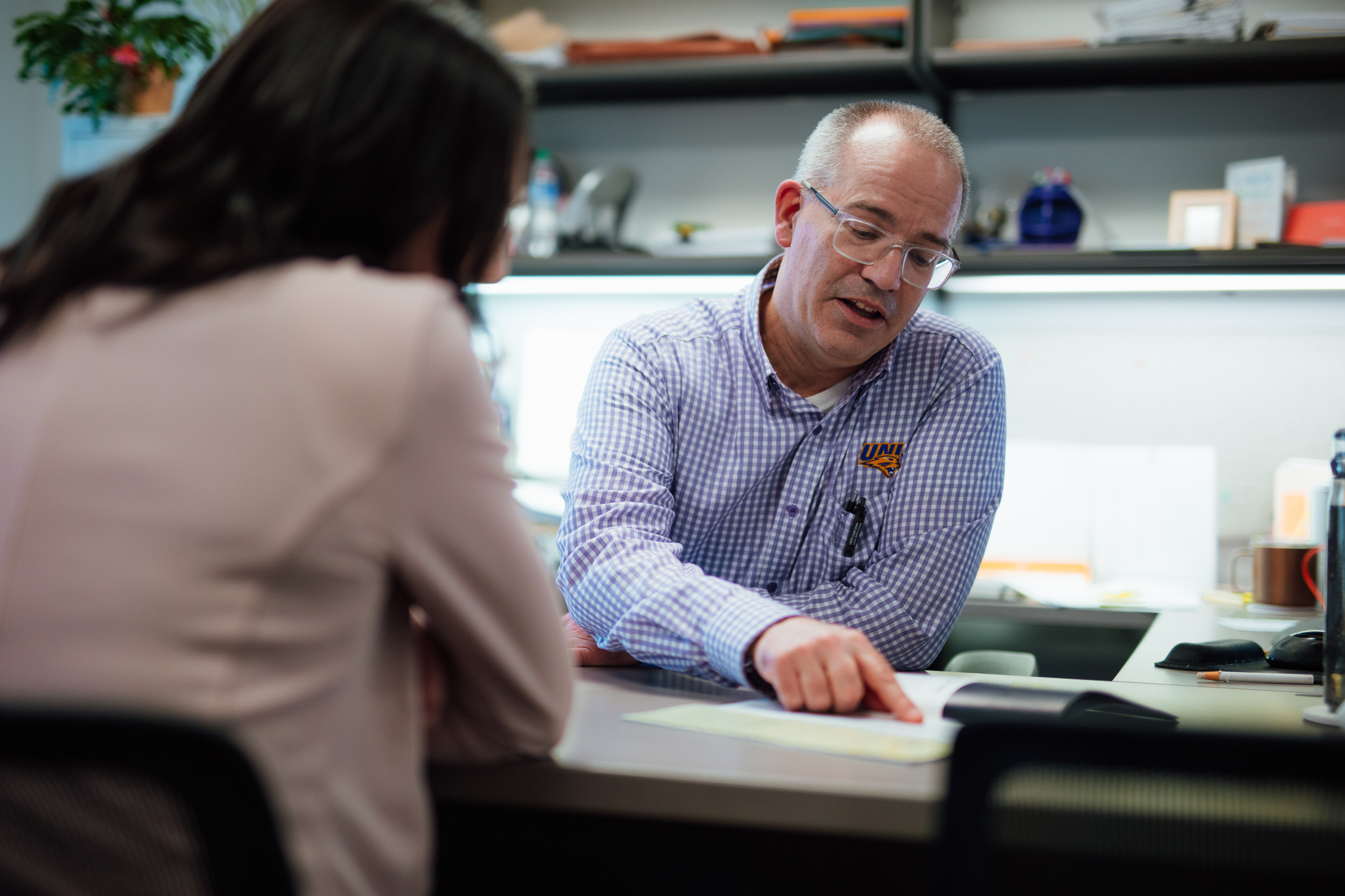 Finance professor meeting one on one with a student.